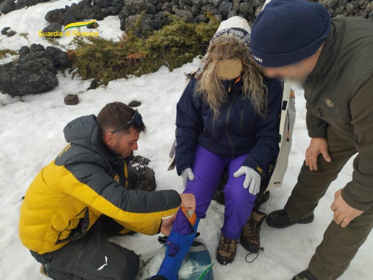 Biancavilla, escursionista si infortuna alla caviglia. Soccorsa dal Soccorso Alpino delle fiamme gialle