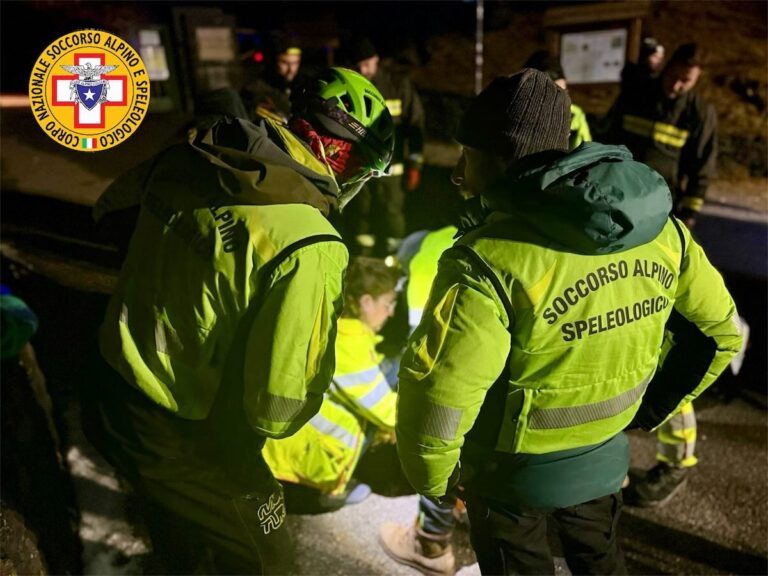 Etna: migliaia di curiosi ogni notte per vedere il fronte lavico, in barba alle ordinanze. Diversi interventi del Soccorso Alpino