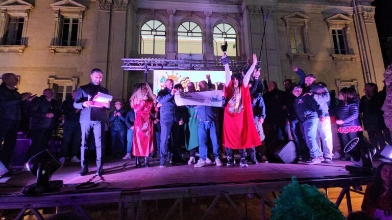 Acquedolci, sfilata finale della LVI° edizione del Carnevale. Vince il carro “Mal d’Africa”