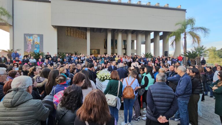 Capri Leone – L’ultimo saluto a Federica, tra commozione e ricordi: “Non lascia un vuoto, ma una grande eredità”