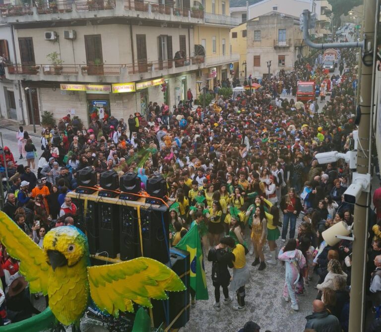 Brolo – Un successo la sfilata del Gran Carnevale! Si replica il martedì grasso – VIDEO