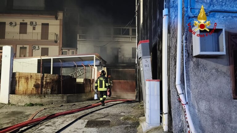 Messina, in fiamme deposito a Camaro Superiore. Evacuate alcune abitazioni per precauzione