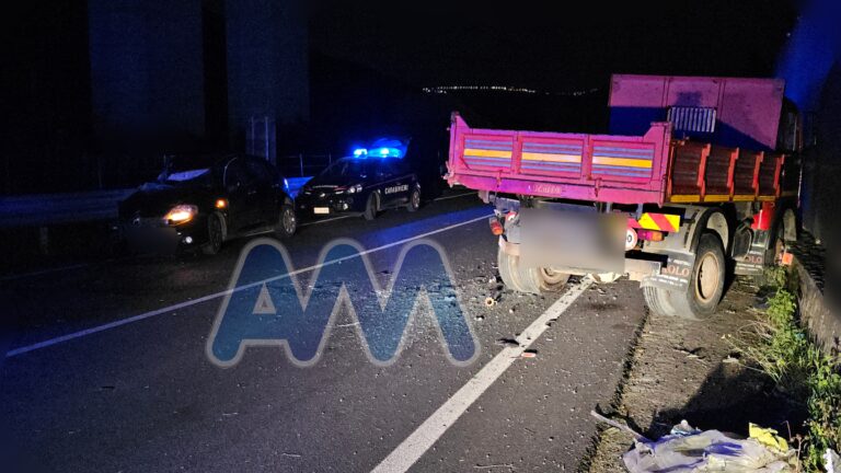 Rocca di Capri Leone, violento scontro tra e un’auto e un cassonato sullo scorrimento veloce. Un ferito