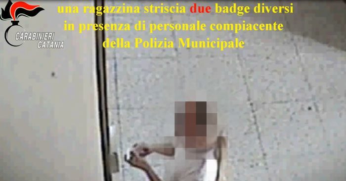 Una ragazzina striscia due badge per i familiari