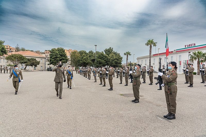 2. Il Comandante della Brigata Aosta passa in rassegna il reparto