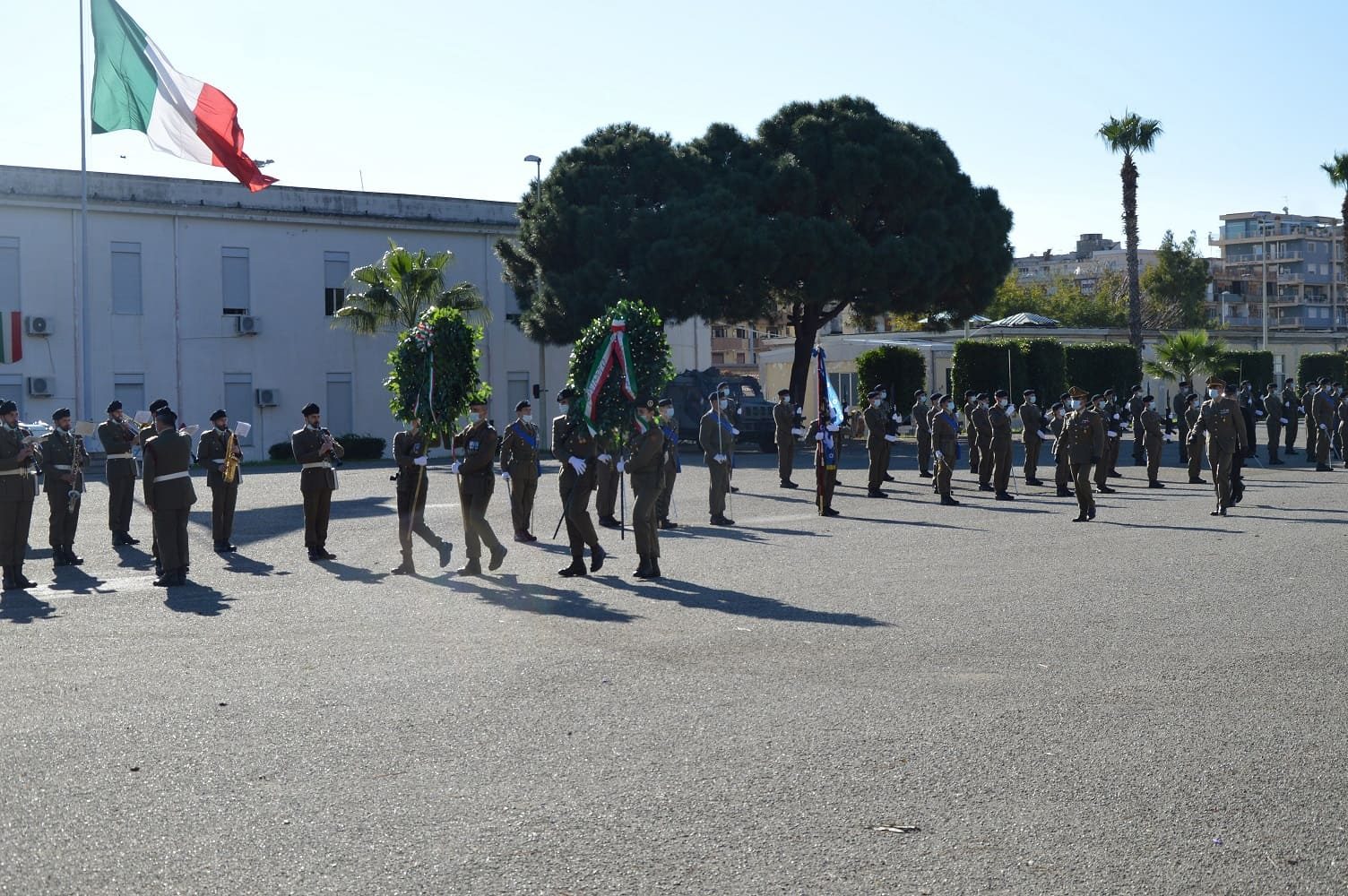 3. Deposizione corone di alloro al monumento ai Caduti (1)