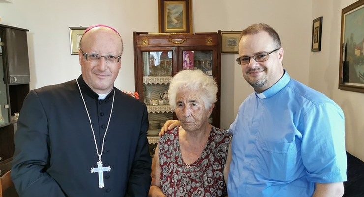 Mons. Gugliemo Giombanco incontra Nonna Concettina, aggredita a Brolo