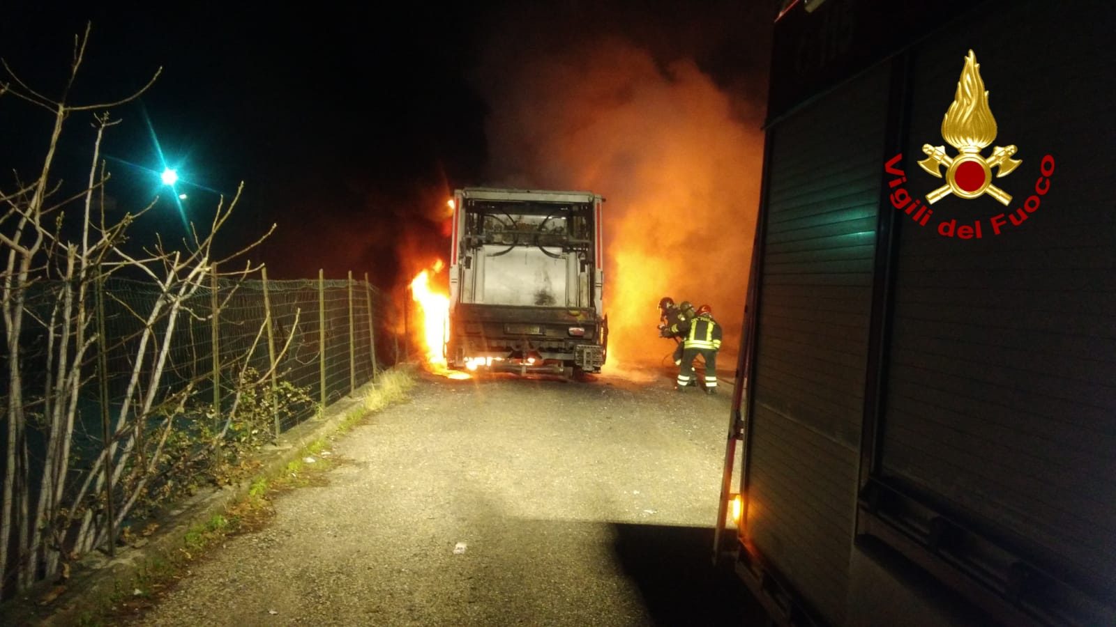 L'autocompattatore in fiamme