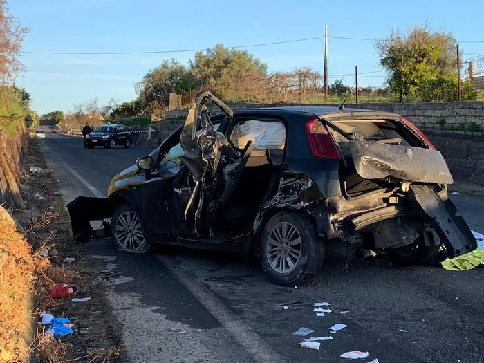 Auto contro muro nel catanese, muore 16enne