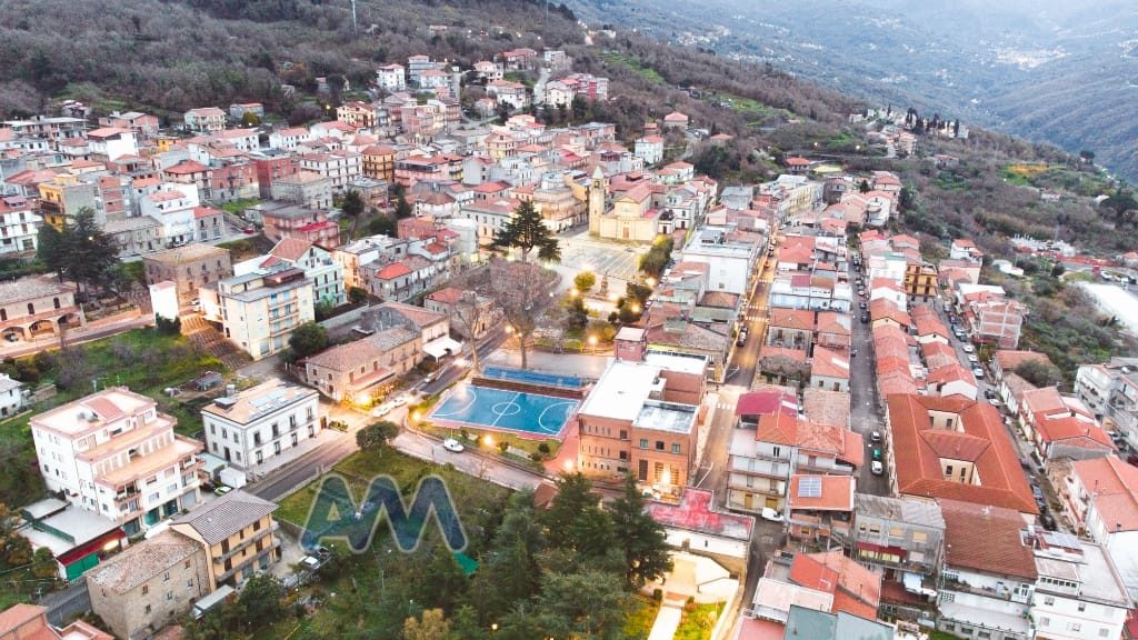 Castell'Umberto dall'alto (foto di Giuseppe Cicero)