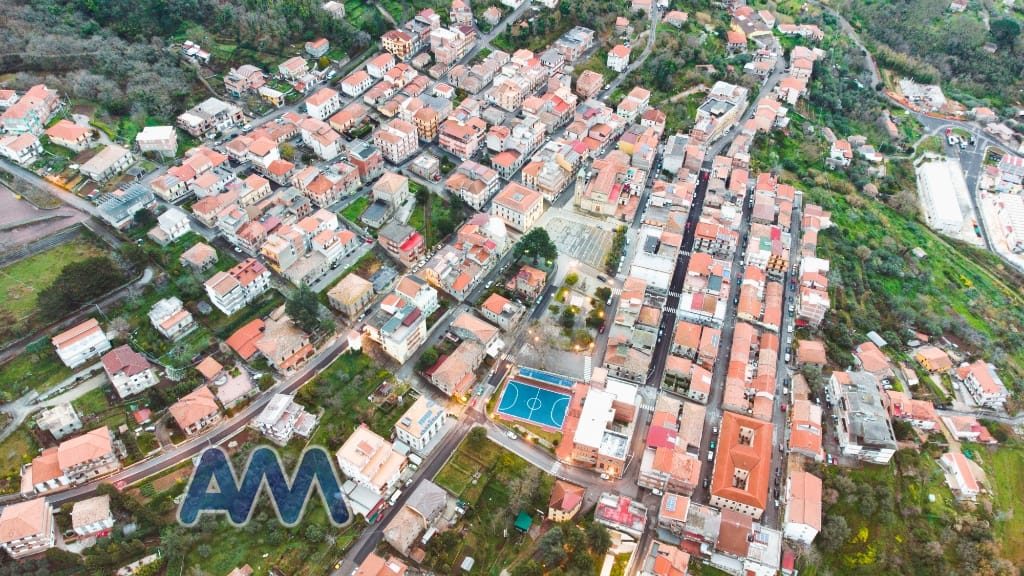 Castell'Umberto dall'alto (foto di Giuseppe Cicero)