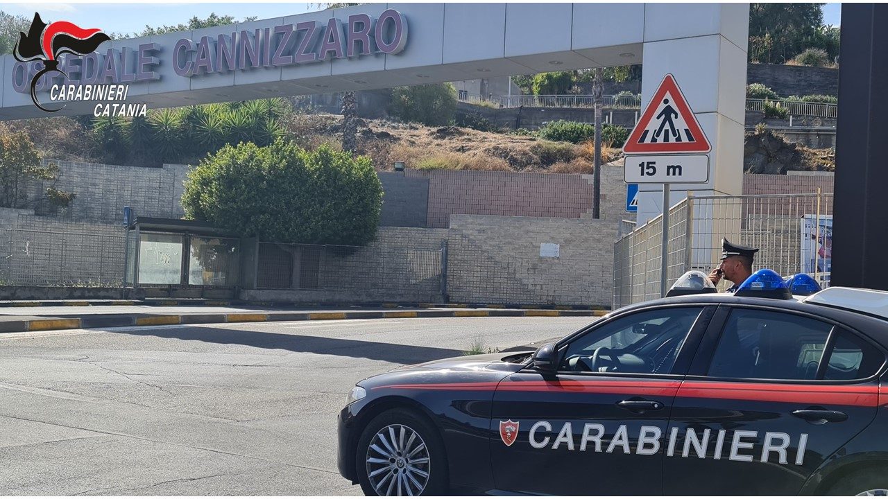 Gazzella dei Carabinieri scorta donna incinta