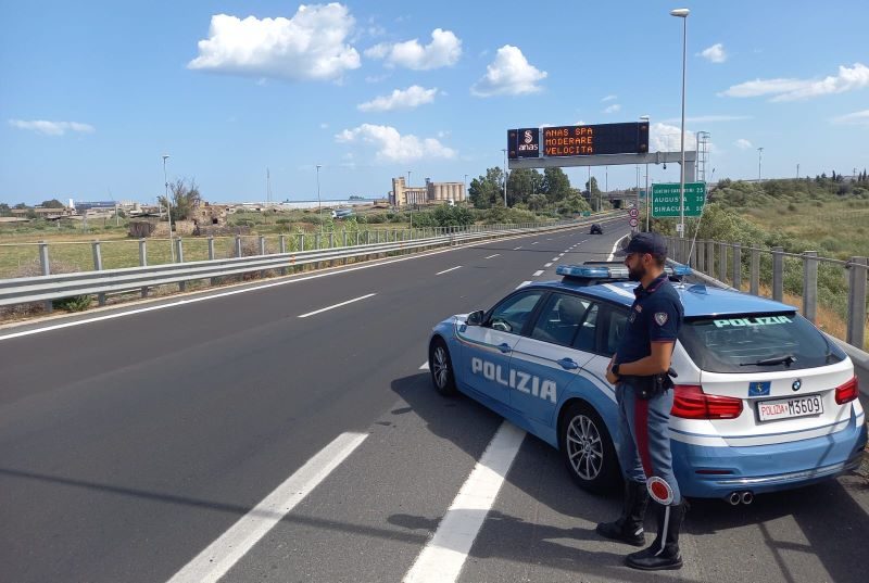 RIMANE SENZA BENZINA LA POLIZIA STRADALE SI FERMA PER AIUTARLO MASCOPRE CHE L’AUTO È RUBATA