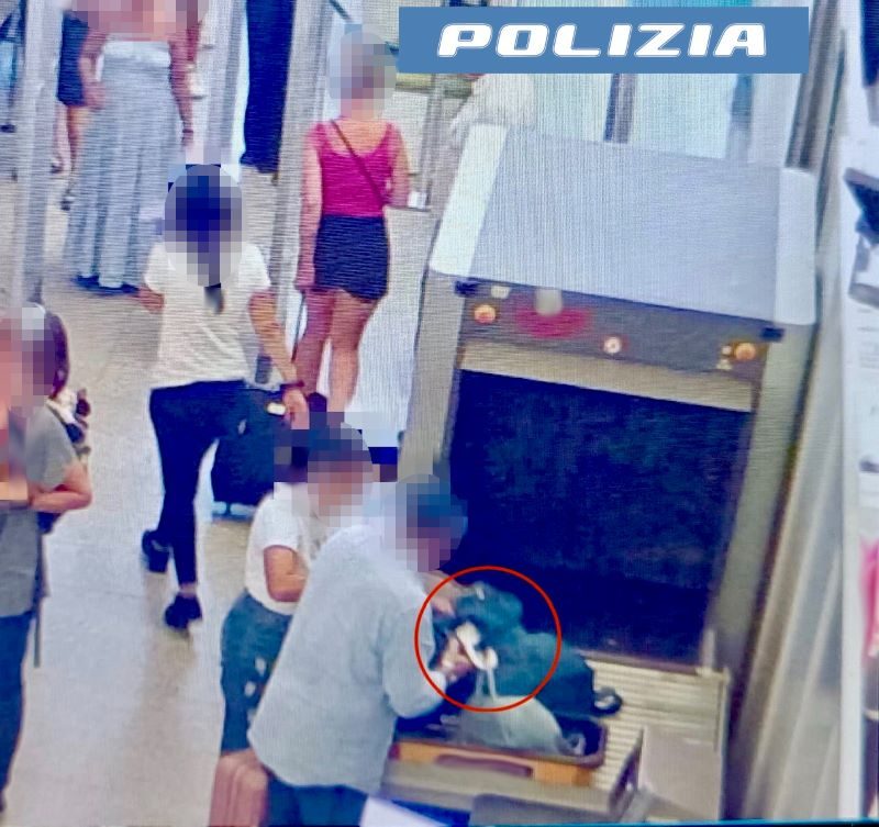 RUBANO UN COMPUTER DURANTE I CONTROLLI IN AEROPORTO. INDIVIDUATI E DENUNCIATI DALLA POLIZIA DI FRONTIERA