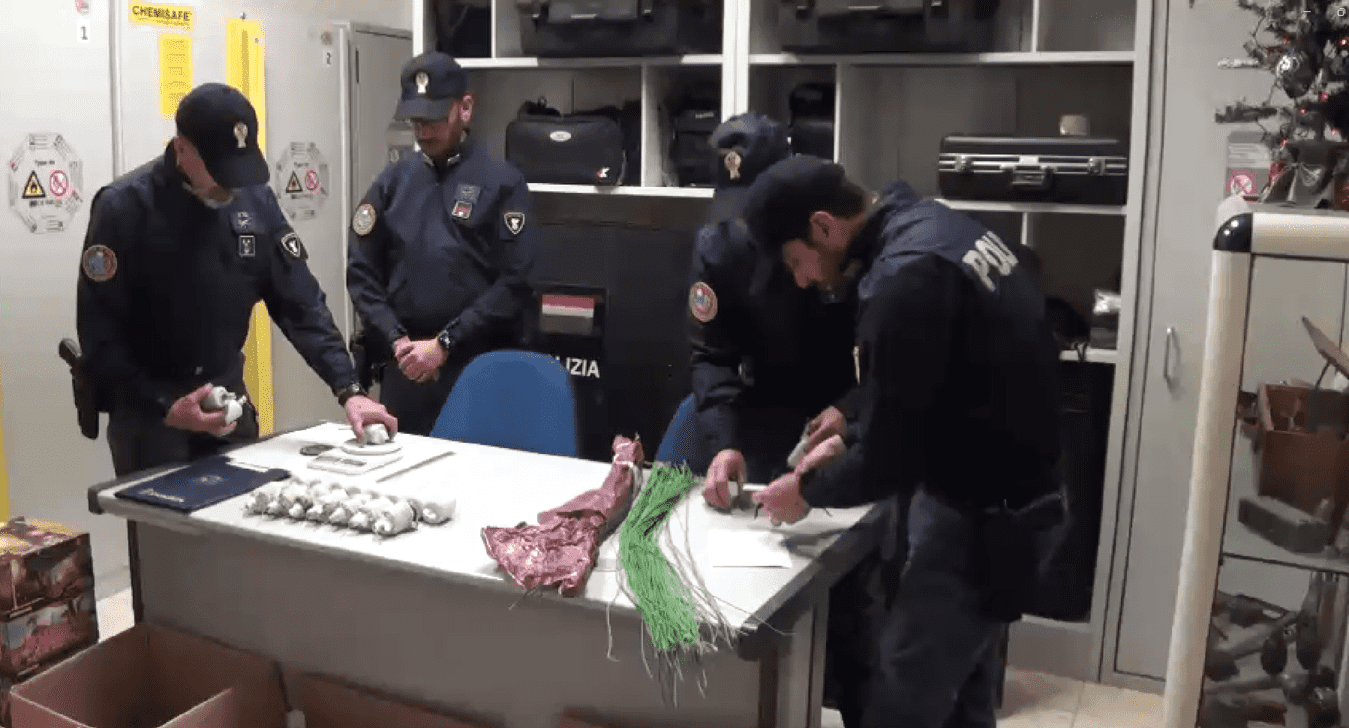 SCOPERTA UNA FABBRICA CLANDESTINA DI FUOCHI D’ARTIFICIO, 35ENNE ARRESTATO DALLA POLIZIA DI STATO PER FABBRICAZIONE E DETENZIONE DI MATERIE ESPLOSIVE (1)