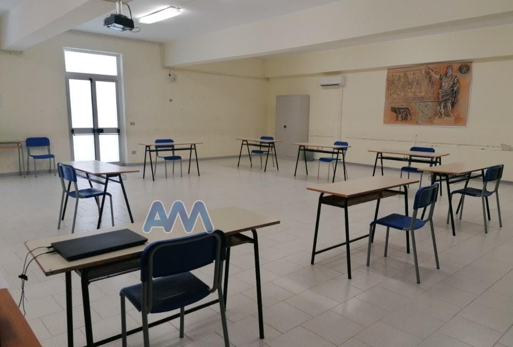 Scuola esami maturità liceo piccolo banchi