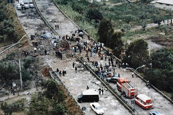 CAPACI (PA) 23.05.1992 - STRAGE DI CAPACI: MUORE IL GIUDICE GIOVANNI FALCONE CON LA MOGLIE FRANCESCA MORVILLO E TRE UOMINI DELLA SCORTA.
© LANNINO & NACCARI / STUDIO CAMERA