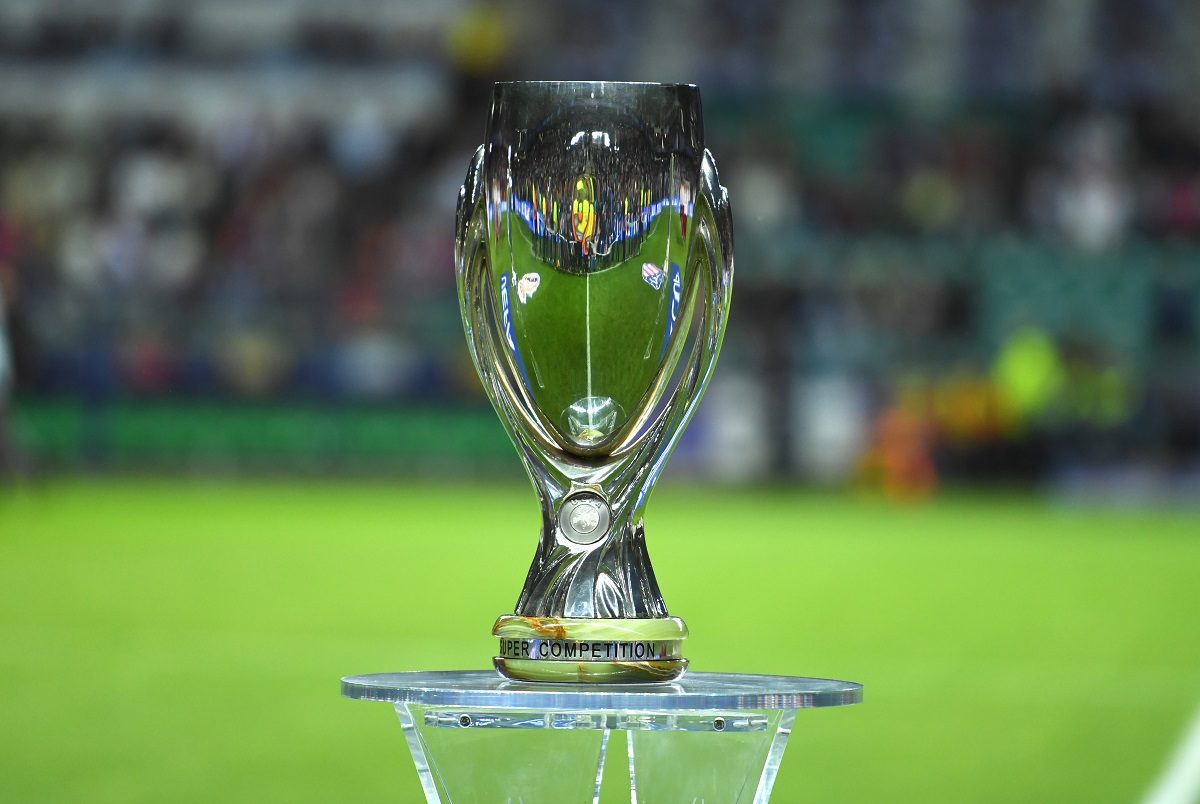 15 August 2018, Estonia, Tallinn: Football: UEFA Super cup, Real Madrid - Atletico Madrid at Lilleküla Stadium. The trophy is on the podium. Photo: Marius Becker/dpa