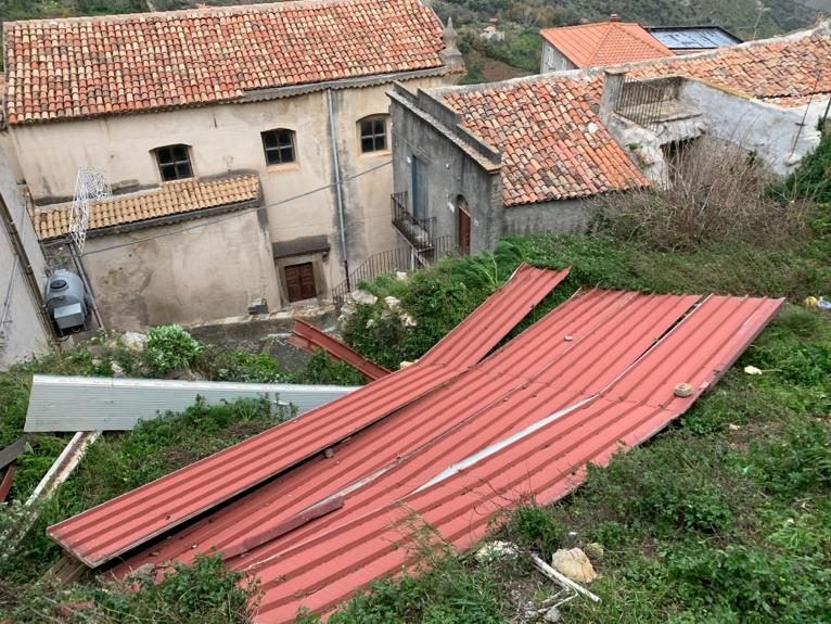 Tetto scoperchiato a Militello Rosmarino