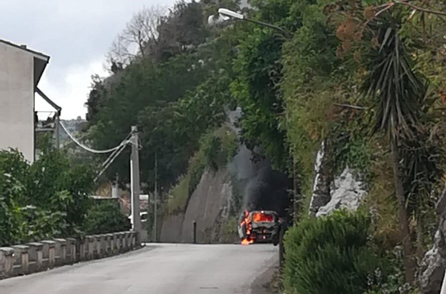 auto incendiata