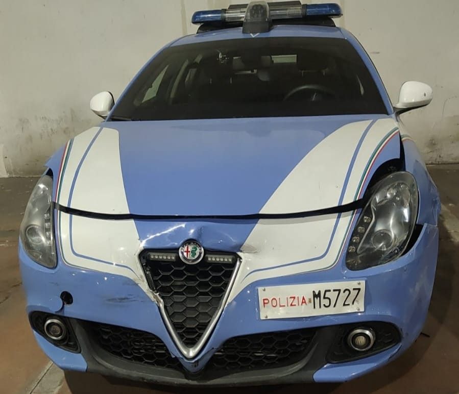 auto polizia danneggiata