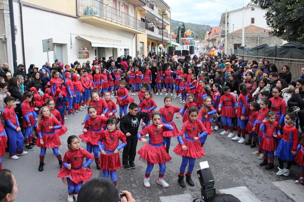 Carnevale a Grottammare, quasi 400 persone alla sfilata: no all'utilizzo  delle bombolette schiuma - Riviera Oggi