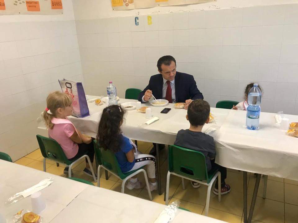 Il sindaco di Messina Cateno De Luca pranza con i bambini