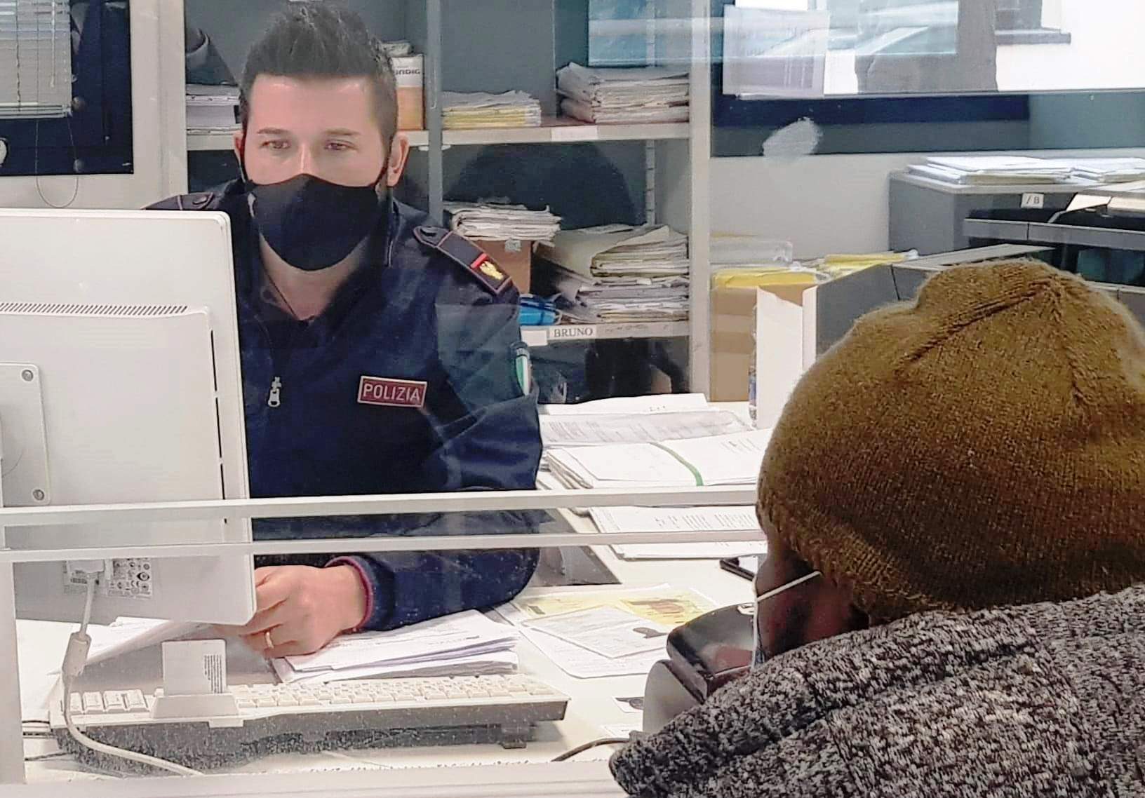 foto polizia e straniero