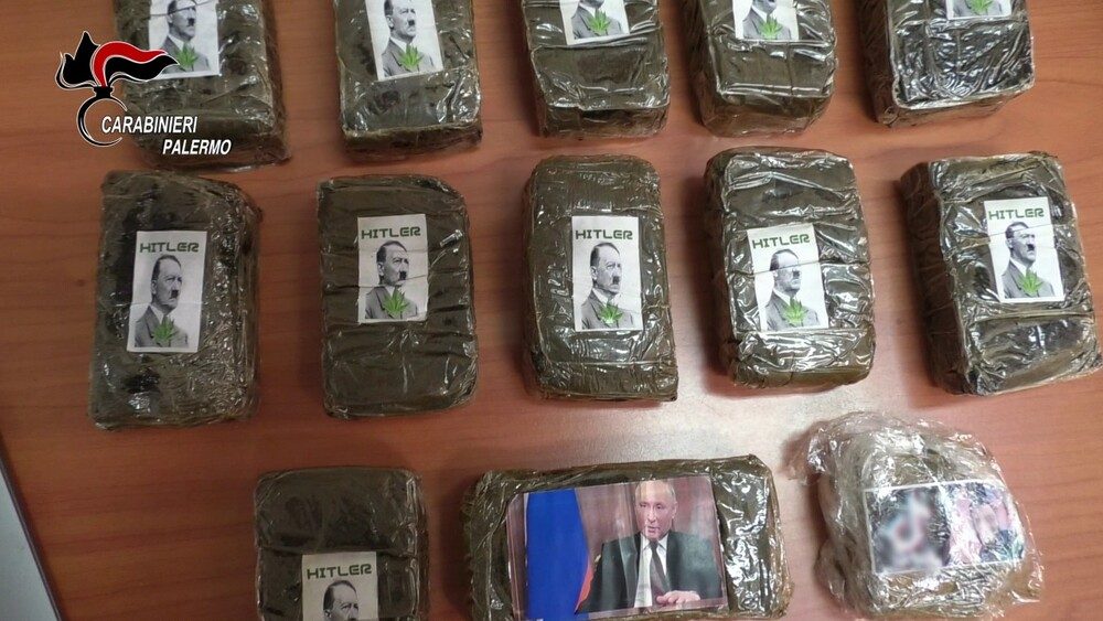 hashish con foto putin e hitler