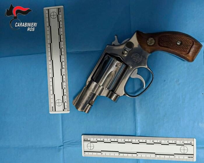 Nel covo di vicolo San Vito a Campobello di Mazara, ultimo rifugio del boss Matteo Messina Denaro, i carabinieri hanno trovato anche una pistola revolver "Smith & Wesson" calibro 38 special, completa di 5 cartucce, in una foto diffusa il 26 gennaio 2023. ANSA/ UFFICIO STAMPA CARABINIERI ROS 6++HO - NO SALES EDITORIAL USE ONLY++NPK+