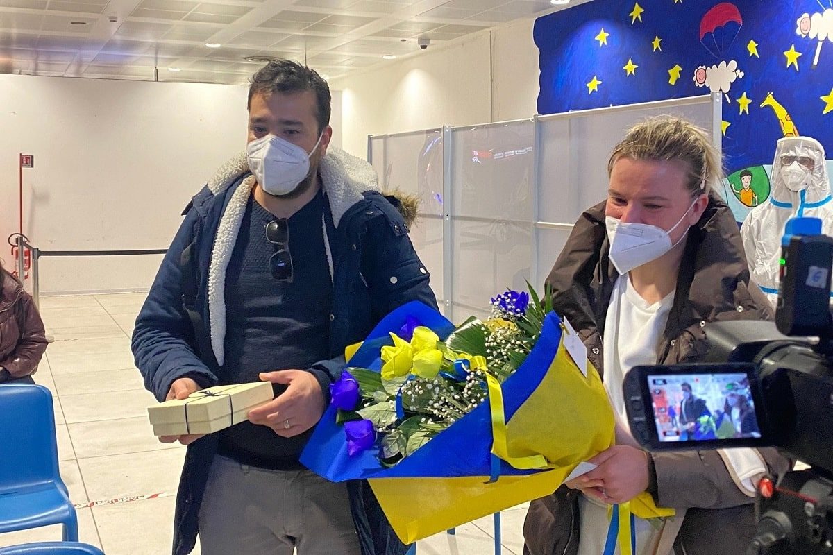 Giovanni Bruno insieme alla moglie, appena atterrati all'Aeroporto Falcone e Borsellino di Palermo